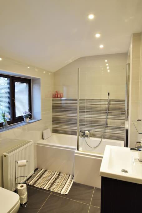 Mikes At Menai - Stylish & Spacious 3 Bed House In Menai Bridge. Экстерьер фото
