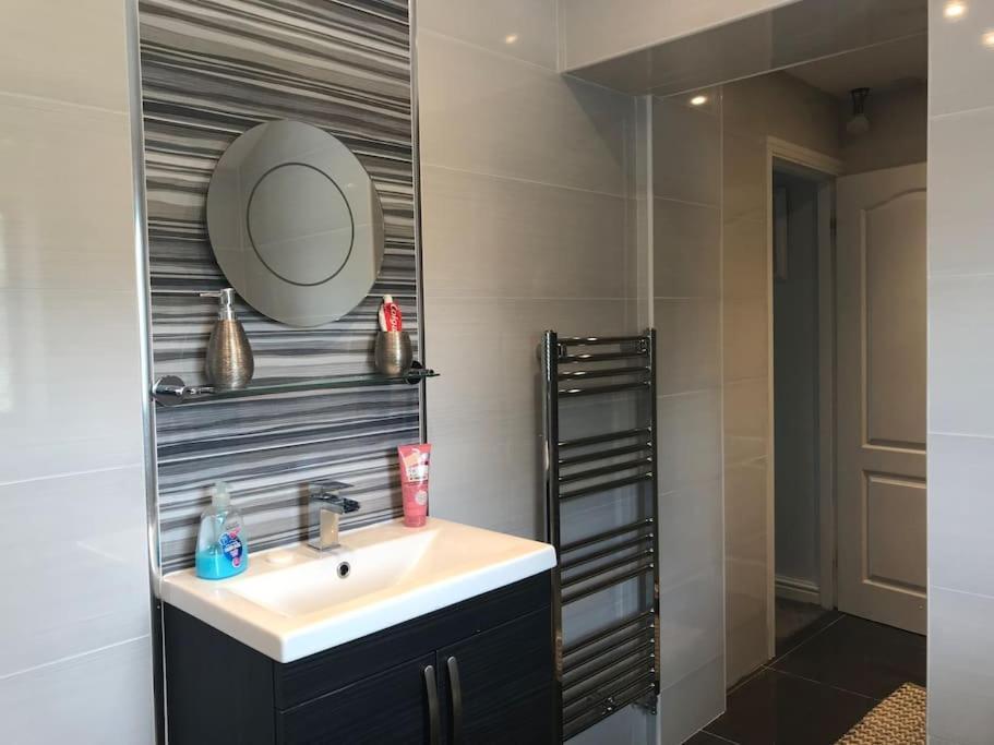 Mikes At Menai - Stylish & Spacious 3 Bed House In Menai Bridge. Экстерьер фото